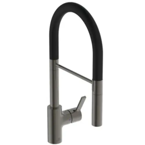 Küchenarmatur von Ideal Standard mit einem gebogenen, schwarzen Auslauf und einem seitlichen Hebel zum Regulieren des Wasserflusses.